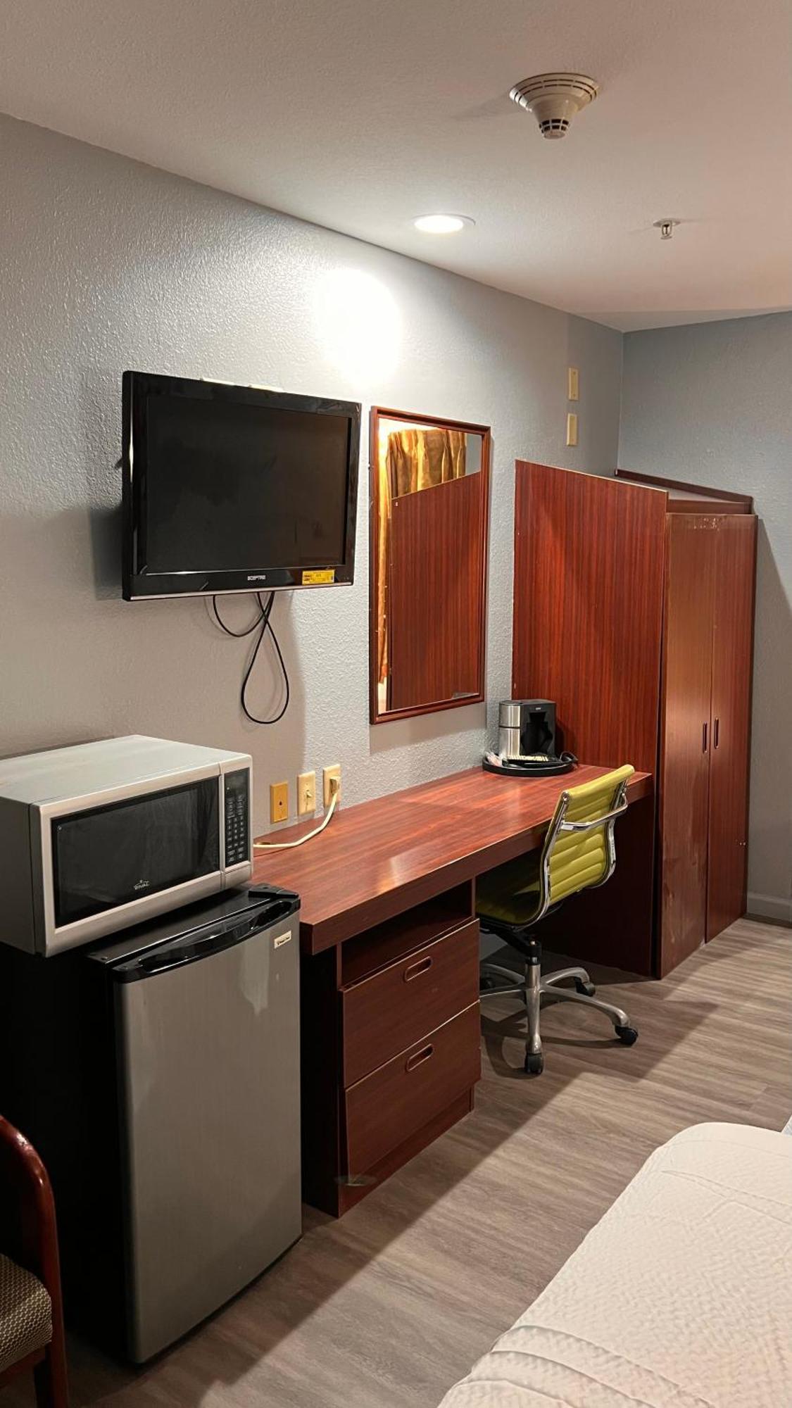 Blisspoint Inn & Suites, Northwood Exteriör bild