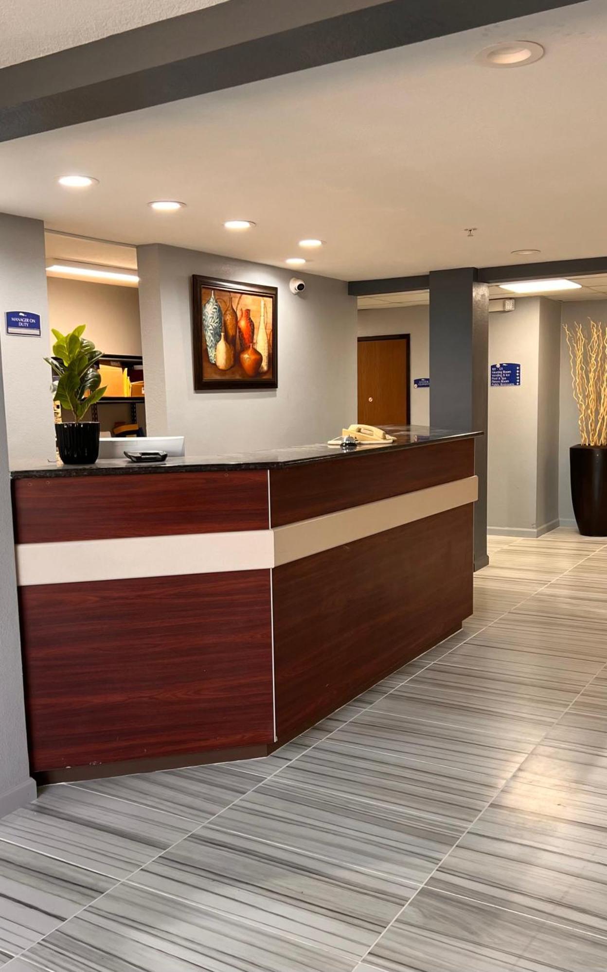 Blisspoint Inn & Suites, Northwood Exteriör bild