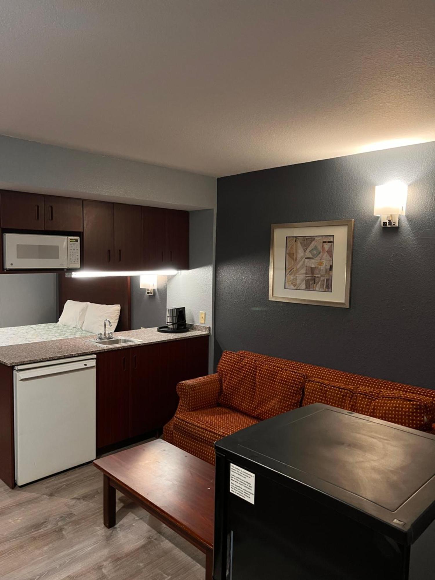 Blisspoint Inn & Suites, Northwood Exteriör bild
