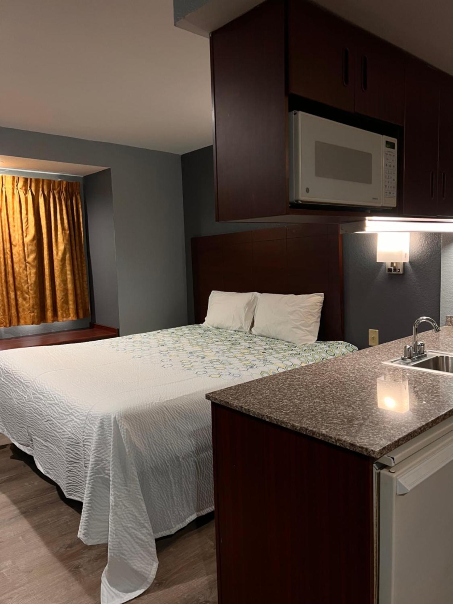 Blisspoint Inn & Suites, Northwood Exteriör bild