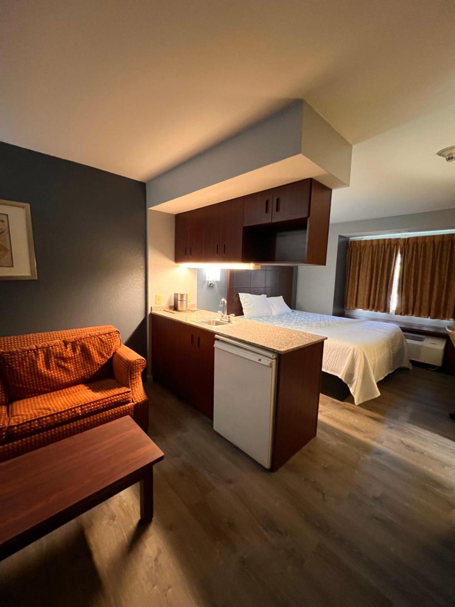 Blisspoint Inn & Suites, Northwood Exteriör bild